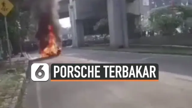 Mobil sport porsche terbakar di kawasan Kelapa Gading Jakarta hari Sabtu (22/5). Api hanguskan bagian belakang mobil mewah tersebut.