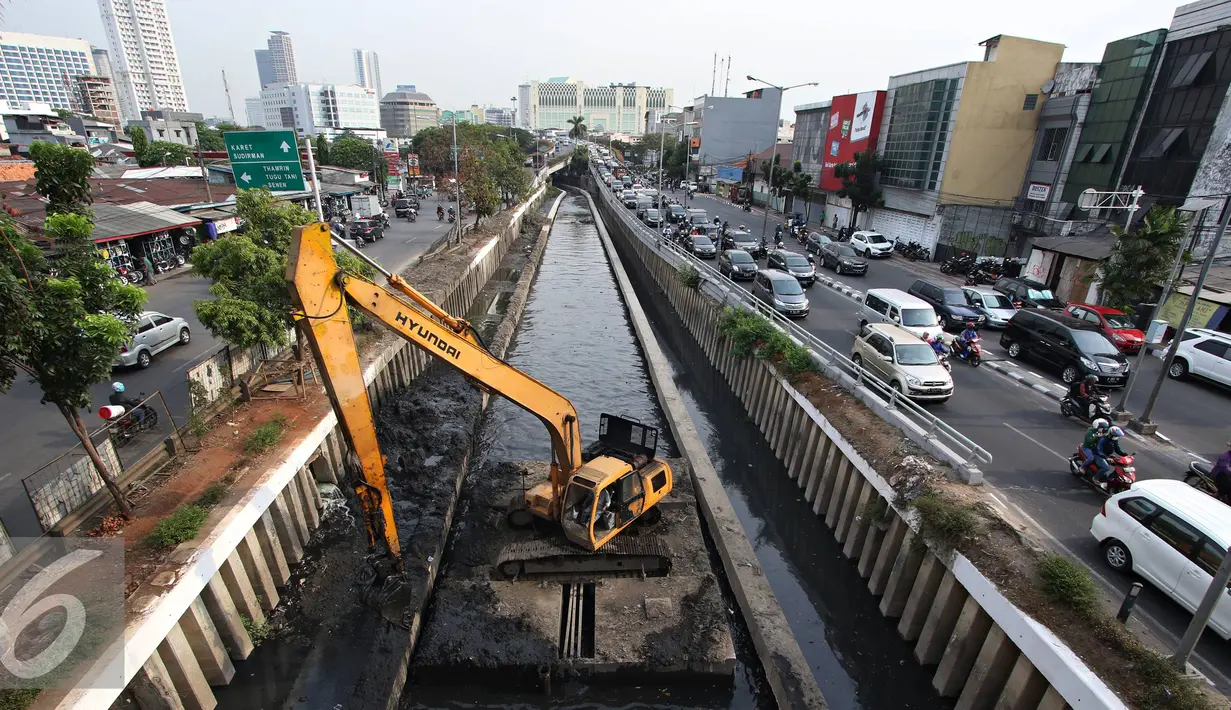 Alat berat mengeruk lumpur yang mengendap di Kali Cideng, Jakarta, Senin (19/10/2015). Pemprov DKI Jakarta terus berupaya sampah yang mengendap di sejumlah sungai agar permasalahan banjir dapat segera teratasi. (Liputan6.com/Immanuel Antonius)