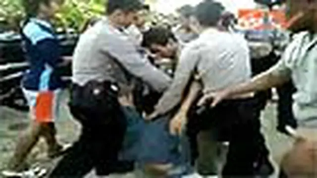Warga Konawe Bentrok dengan Polisi