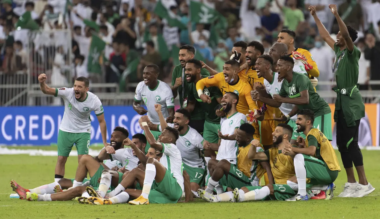 Para pemain Arab Saudi melakukan selebrasi usai mengalahkan Jepang 1-0 dalam laga kualifikasi grup B zona Asia Piala Dunia Qatar 2022 di Stadion King Abdullah Sports City, Jeddah, Arab Saudi, Kamis (7/10/2021). (AP Photo)