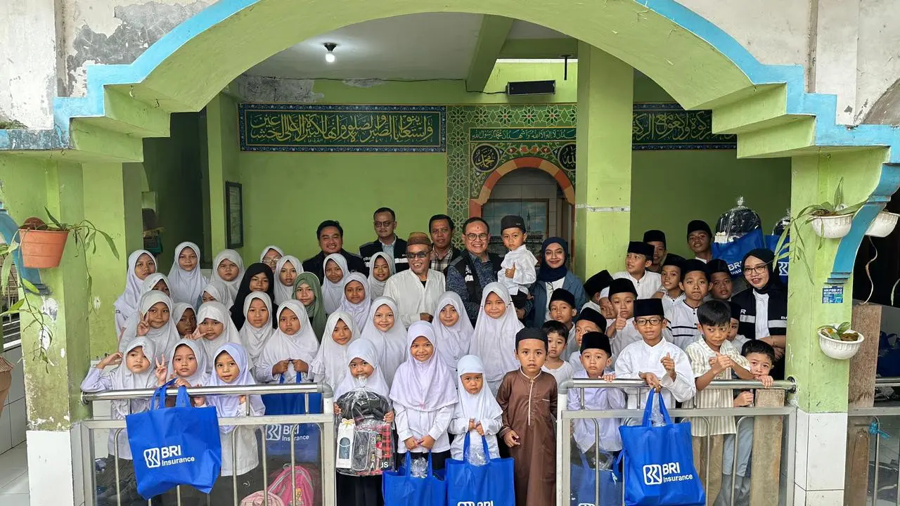 BRI Insurance menyalurkan bantuan peralatan sekolah dan biaya operasional ke dua yayasan di Jakarta Timur dan Jakarta Utara. (Dok BRINS)