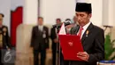 Presiden Jokowi saat memimpin pelantikan Laksamana Dua (Laksda) Willem Rampangilei sebagai Kepala BNPB di Istana Negara, Jakarta, Senin (7/9/2015). Willem menggantikan Syamsul Maarif yang telah habis masa jabatannya. (Liputan6.com/Faizal Fanani)