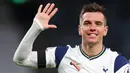 Tottenham merekrut Giovani Lo Celso pada bursa transfer musim panas 2019. Sang pemain datang ke Spurs dengan status pinjaman dari Real Betis. Los Celso tampil cukup apik dibawah asuhan Jose Mourinho sehingga Spurs menebus gelandang asal Argentina itu secara permanen dengan harga 32 juta euro. (Photo by Clive Rose / POOL / AFP)