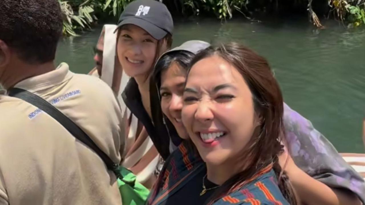 7 Potret Gisel Nikmati Pesona Kali Biru Papua, Dapat Kejutan Tak Terduga di Tengah Perjalanan