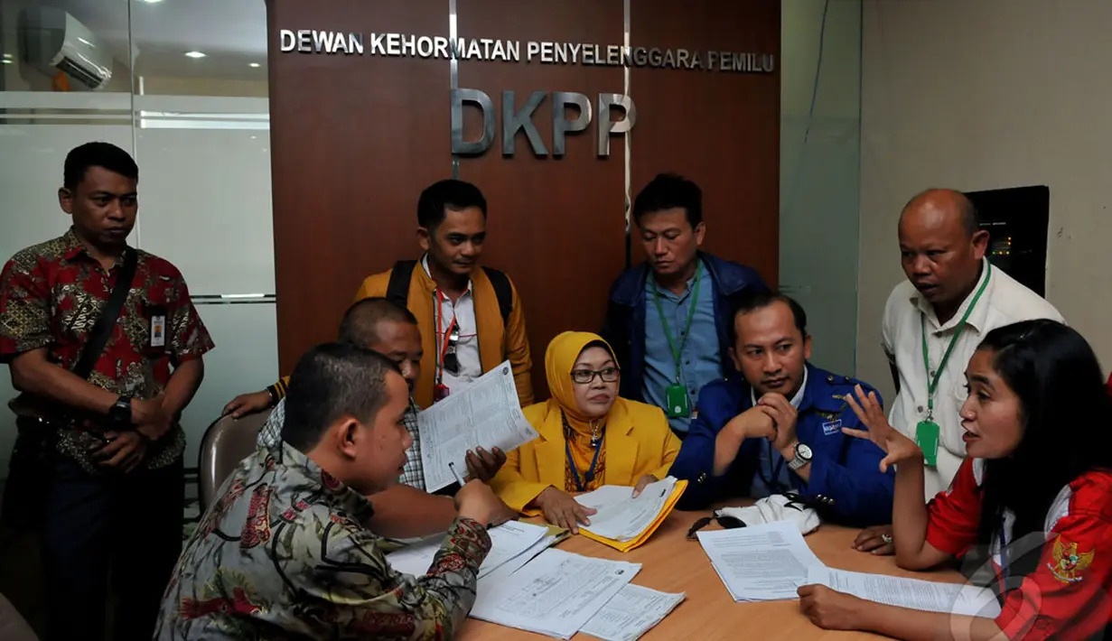 Laporan mereka diterima pihak DKPP yang diwakili oleh Santo Gotiya dari Biro Administrasi dan pengaduan DKPP, Jakarta (25/4/2014) (Liputan6.com/Johan Tallo).