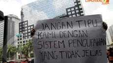 Ratusan buruh dari Federasi Serikat Pekerja Metal Indonesia (FSPMI) bersama puluhan karyawan Indofood yang berasal dari Purwakarta melakukan unjuk rasa di depan kantor Indofood, Sudirman, Jakarta, Rabu (2/4/2014) (Liputan6.com/Miftahul Hayat)