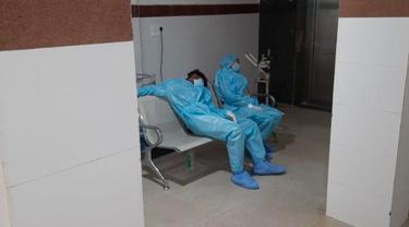 Lelah Rawat Pasien Covid-19, Foto Tenaga Medis Tertidur di Kursi Viral