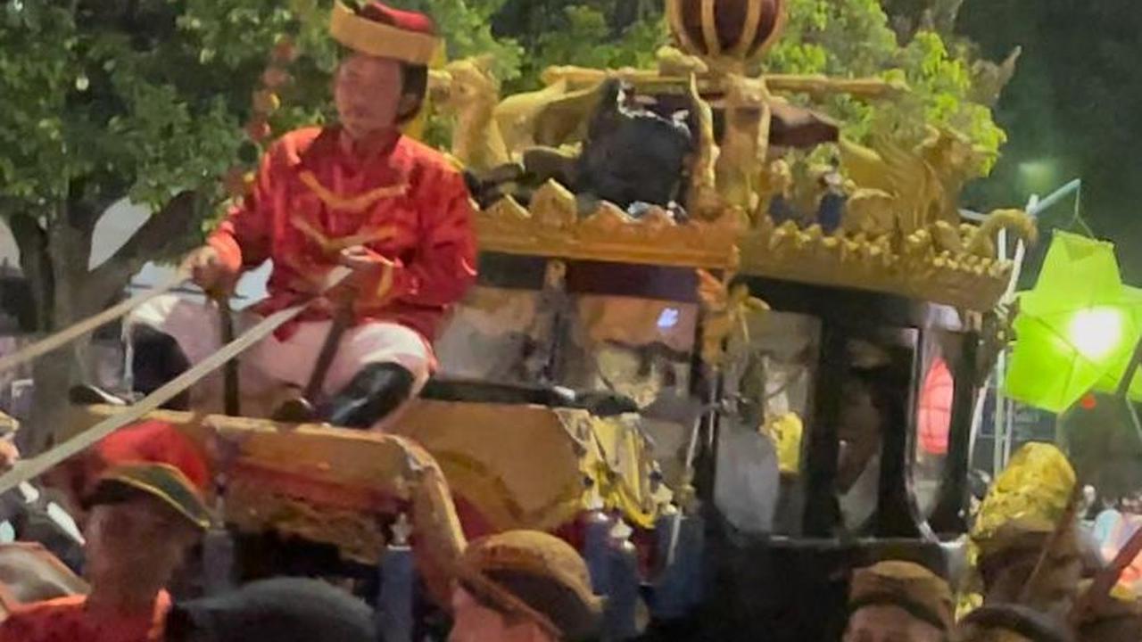 Kemudian nasi tumpeng yang diarak-arak oleh para abdi dalem ini didoakan oleh pemuka agama. Selepas prosesi tersebut, rombongan menuju titik terakhir di Taman Sriwedari. <br>