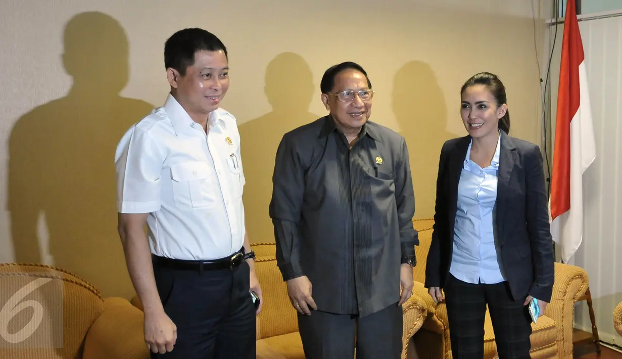 (Ki-ka) Menteri Perhubungan Ignasius Jonan, mantan Menteri Perhubungan EE Mangindaan dan Ketua Pansus Pelindo II Rike Dyah Pitaloka sebelum memulai rapat Pansus Pelindo II DPR  di Jakarta, Rabu (2/12/2015). (Liputan6.com/Johan Tallo)