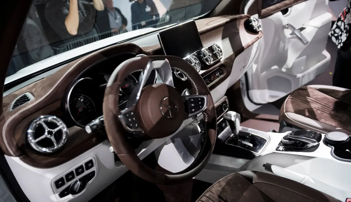 Tampilan dalam yang mewah dari new Mercedes-Benz Pickup yang diperkenalkan di Galeri Artipelag, Stockholm, Swedia (25/10). Mobil ini didesain untuk lima orang dengan bak besar di belakang. (Reuters/ Vilhelm Stokstad)