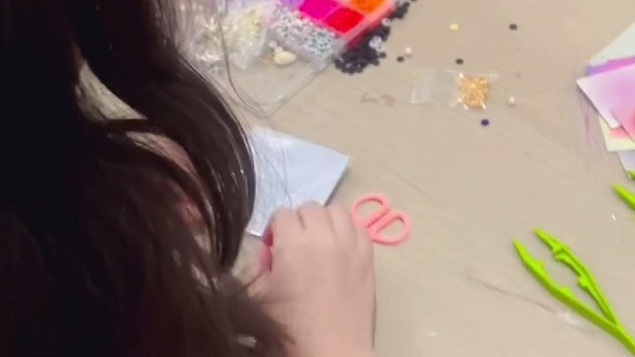 7 Potret Eleeya Anak Celine Evangelista yang Coba Jualan Gelang di Sekolah, Bikin Sendiri Harganya 8 Ribuan