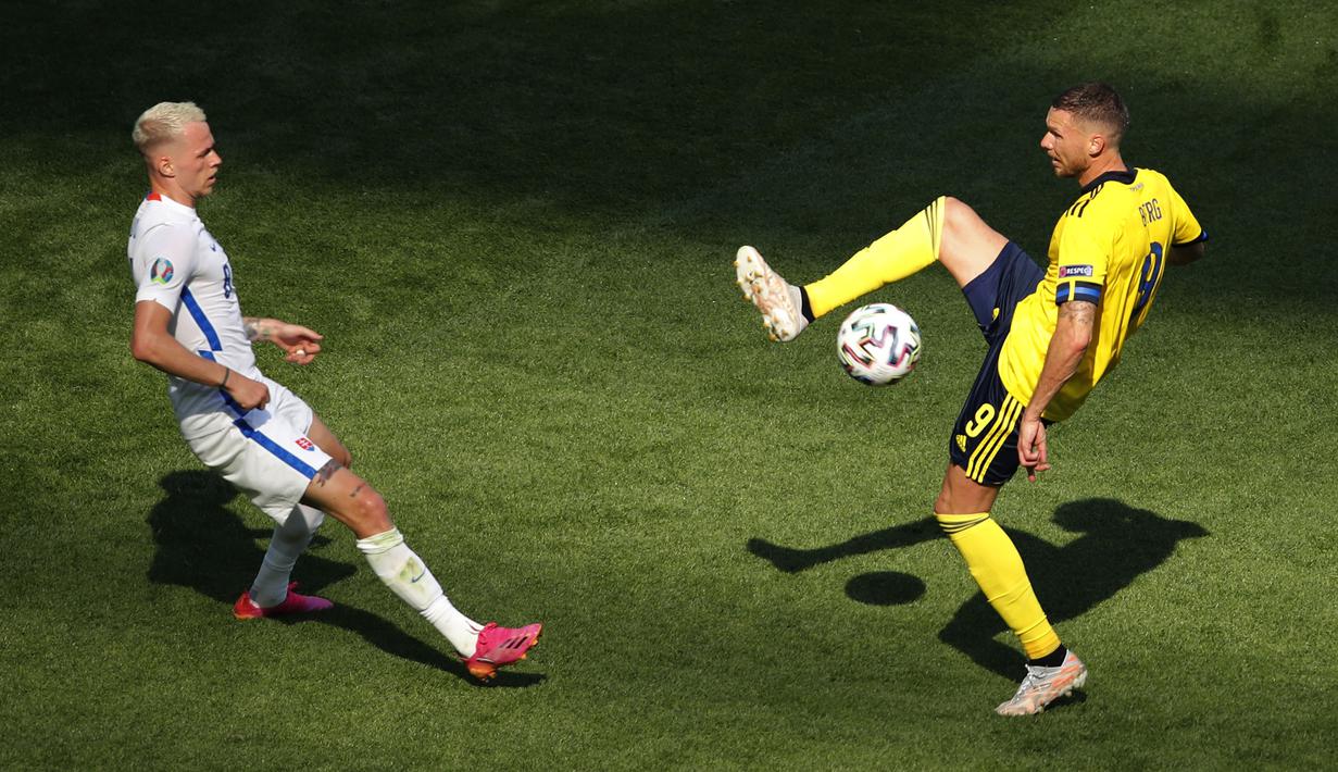 Pada pertengahan babak pertama, dominasi permainan diambil alih oleh Swedia. Kali ini Marcus Berg juga tak ketinggalan membuat peluang emas yang lagi-lagi juga gagal dikonversi menjadi gol. Skor kacamata bertahan hingga akhir babak pertama. (AP/Pool/Anton Vaganov)