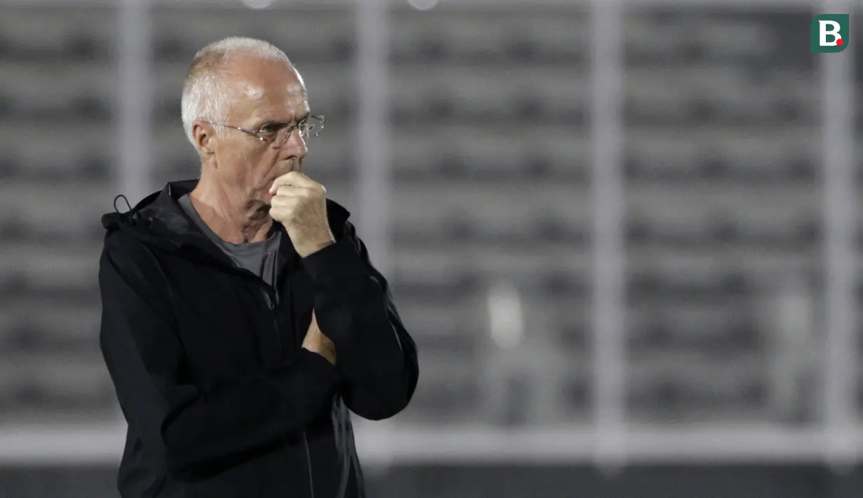 Pelatih Filipina, Sven-Goran Eriksson, mengamati anak asuhnya saat latihan di Stadion Madya Senayan, Jakarta, Selasa (22/11). Latihan ini persiapan jelang laga Piala AFF 2018 melawan Indonesia. (Bola.com/Yoppy Renato)