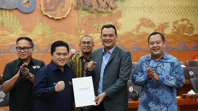 Menteri BUMN Erick Thohir bersama dengan panitia kerja (panja) penyelamatan PT Garuda Indonesia (Persero) Komisi VI DPR RI.