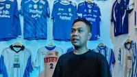 Fahri Abdul Rasyid, seorang Bobotoh yang mengoleksi jersey Persib Bandung. (Bola.com/Erwin Snaz)