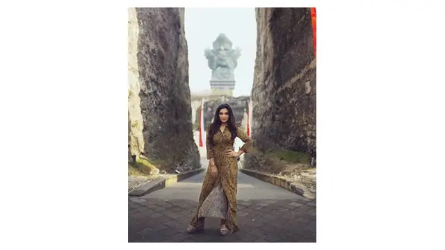 Pasangan Duet Sekaligus Istri Anang Hermansyah Ini Berpose di GWK Bali