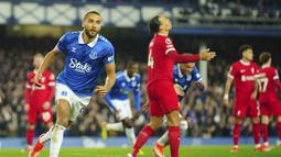 Pemain Everton, Dominic Calvert-Lewin, melakukan selebrasi setelah mencetak gol ke gawang Liverpool pada laga Liga Inggris dalam duel tunda pekan ke-29 Premier League 2023/2024, Kamis (25/4/2024). (AP Photo/Jon Super)