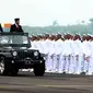  Menteri Perhubungan, Budi Karya Sumadi memeriksa perwira saat memimpin upacara pelantikan di Sekolah Tinggi Penerbangan Indonesia (STPI) Curug, Tangerang, Banten, Kamis (8/9). (Liputan6.com/Faizal Fanani)