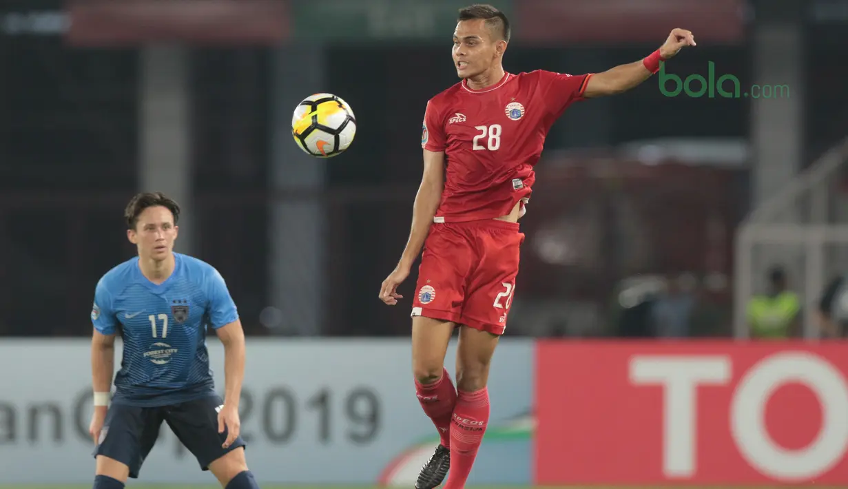 Rezaldi Hehanussa menjadi otak dari gol kedua Marko Simic setelah memberikan assist lewat tendangan bebas pada laga Piala AFC 2018 di Stadion Utama Gelora Bung Karno, Jakarta, Selasa (10/4/2018). Persija Jakarta menang 4-0.  (Bola.com/Nick Hanoatubun)
