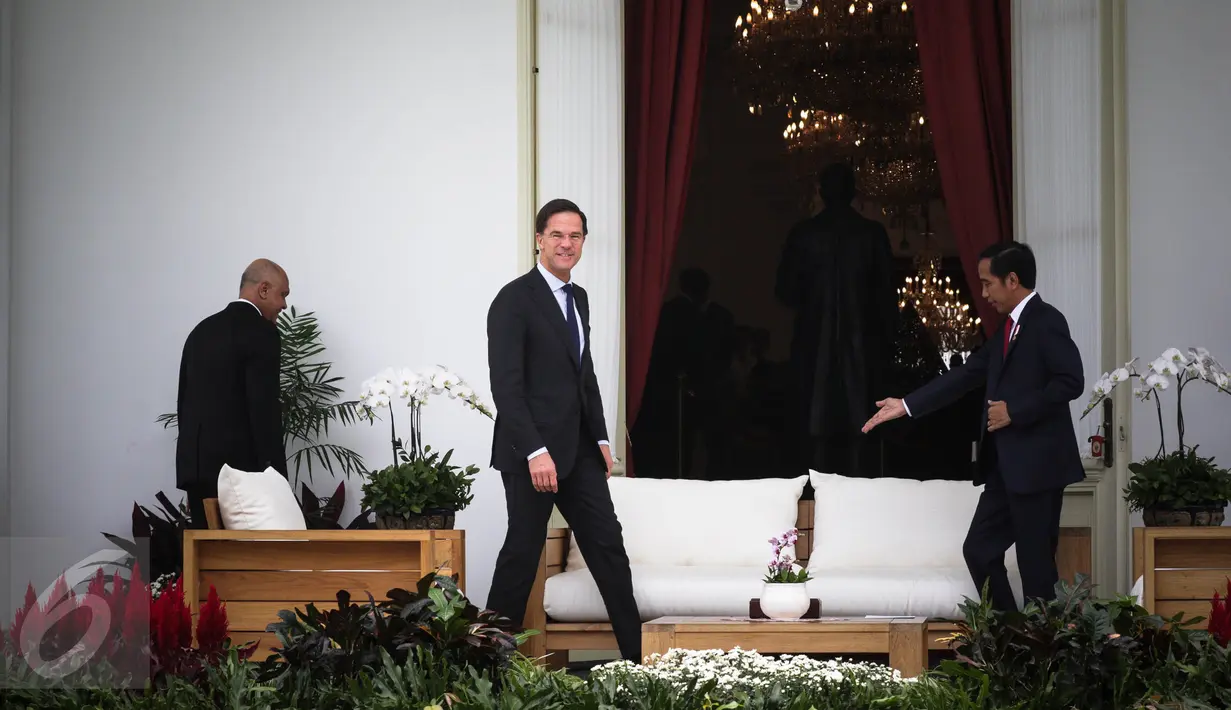 Presiden Joko Widodo (Jokowi) saat mempersilahkan Perdana Menteri (PM) Belanda Mark Rutte untuk duduk di beranda belakang Istana Merdeka, Jakarta, Rabu (23/11). Jokowi dan PM Belanda melakukan pembicaraan khusus empat mata. (Liputan6.com/Faizal Fanani)