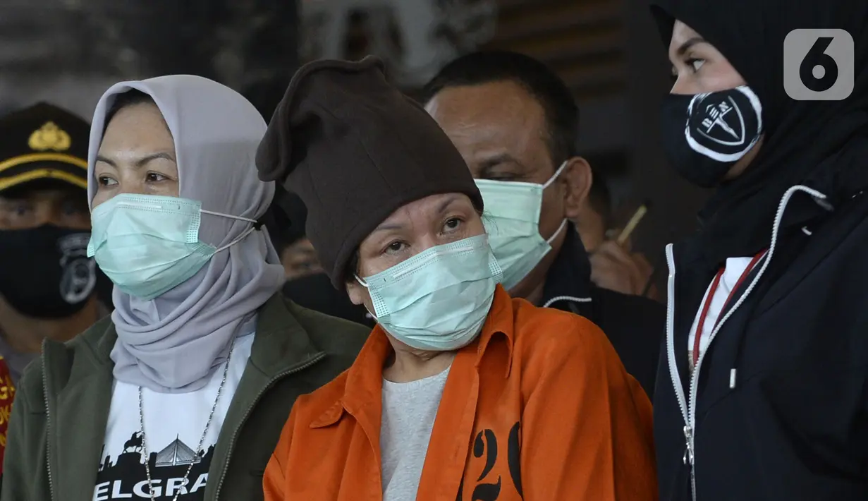 Akhir Pelarian Buron Maria Pauline Lumowa:Maria Pauline Lumowa yang diekstradisi dari Serbia tiba di Bandara Soekarno-Hatta, Tangerang, Kamis (9/7/2020). Maria Pauline merupakan pembobol kas BNI Cabang Kebayoran Baru senilai Rp 1,2 triliun pada Oktober 2002-Juli 2003. (merdeka.com/Dwi Narwoko)