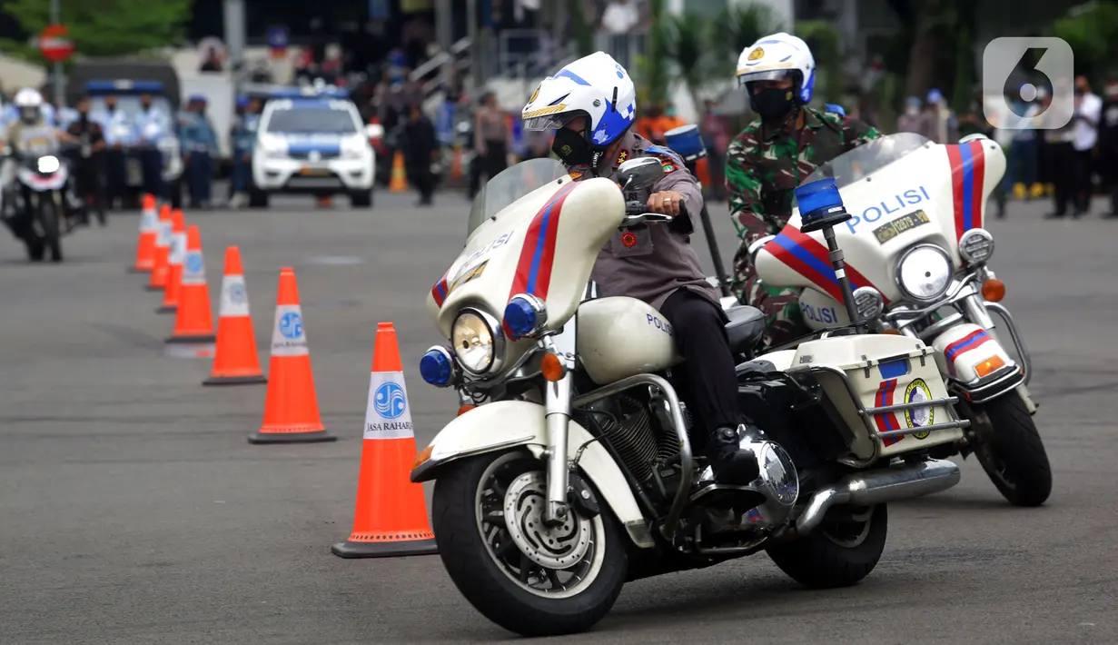 Kapolda Metro Jaya Irjen Pol Fadil Imran (kiri) bersama Pangdam Jaya Mayjen TNI Mulyo Aji (kanan) saat atraksi motor usai Apel Gelar Pasukan Operasi Zebra Jaya 2021 di Polda Metro Jaya, Jakarta, Senin (15/11/2021). Operasi Zebra Jaya 2021 akan digelar selama dua pekan. (Liputan6.com/Herman Zakharia)