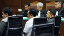 Sekjen KONI Ending Fuad Hamidi (ketiga kiri) mengikuti sidang dugaan suap opini WTP Kemendes PDTT dengan terdakwa Ali Sadli di Pengadilan Tipikor, Jakarta, Senin (8/1). Sidang mendengar keterangan empat orang saksi. (Liputan6.com/Helmi Fithriansyah)