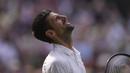 Reaksi kecewa petenis Serbia, Novak Djokovic setelah kehilangan poin saat menghadapi petenis Spanyol, Carlos Alcaraz pada laga final tunggal putra turnamen tenis Grand Slam Wimbledon 2023 di All England Lawn and Tennis Club, London, Minggu (16/7/2023) malam WIB. (AP Photo/Alberto Pezzali)