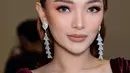 Penampilannya diperlengkap dengan pulasan makeup nuansa merah pada eyeshadow dan blush on oleh MUA Cantika Wanna Dewi. Sementara untuk lipstick, perempuan 31 tahun ini memilih warna yang lebih nude (Instagram/cantikawannadewi).