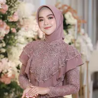 Ria Ricis tampil dengan balutan kebaya warna mauve beraksen ruffles di bagian dada. Terdapat detail payet di bagian leher dan embroidery yang membuat kebaya semakin manis. [Instagram/ayungberinda]