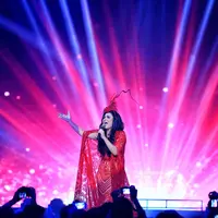 Diva pop Indonesia, Krisdayanti tampil sesuai dengan janji pada malam puncak HUT SCTV ke-26. Istri Raul Lemos itu tampil dengan busana glamor dan elegan yang disiarkan secara langsung dari Istora Senayan. (Adrian Putra/Bintang.com)