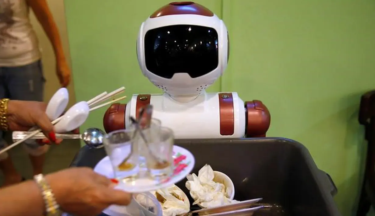 Robot mengumpulkan piring-piring tamu yang telah kotor di Chilli Padi Nonya Cafe, Singapura, (6/7). Restoran atau hotel di Singapura kekurangan tenaga kerja, Kebanyakan dari mereka memilih untuk menggunakan robot untuk bekerja. (REUTERS / Edgar Su)