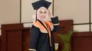 Lewat unggahan foto-foto di akun media sosialnya, Anisa berbagi kebahagiaan dengan para penggemarnya di hari kelulusannya itu.  (Instagram/anisarahma_12)