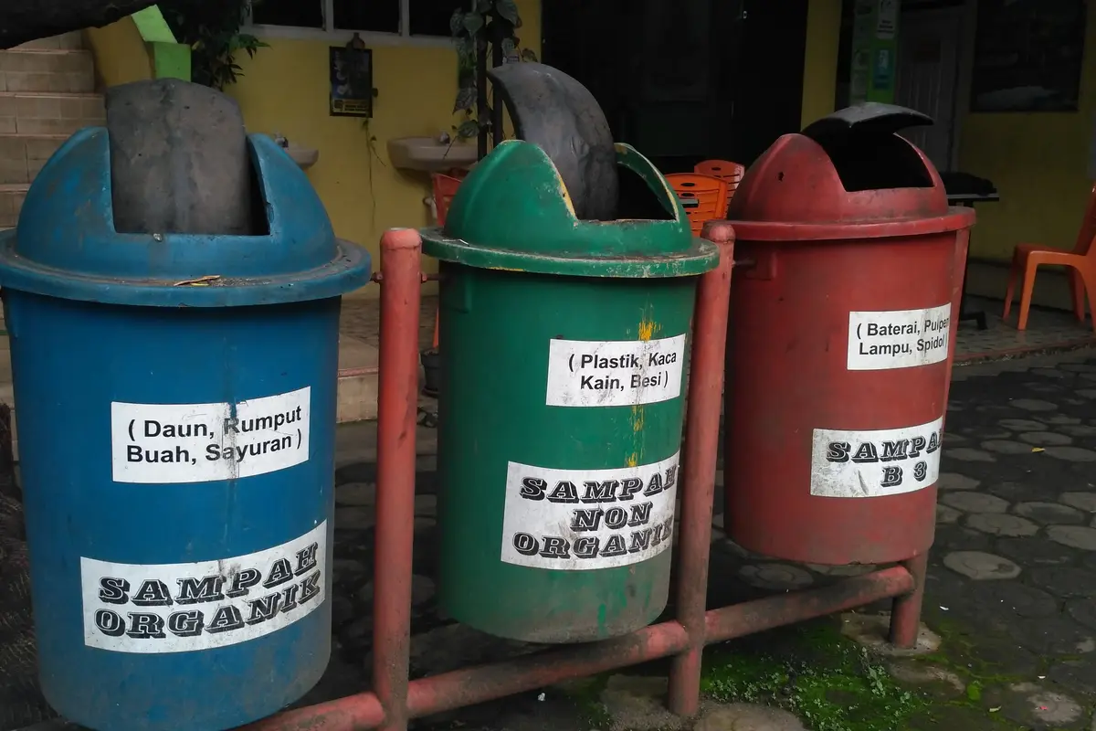Tong sampah yang dipilah antara sampah organik, anorganik dan limbah B3. (Liputan6.com/ Novia Harlina)