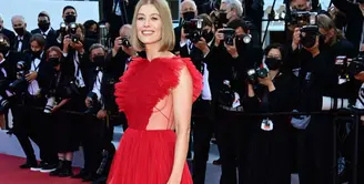 Rosamund Pike tampil di red carpet Cannes Film Festival 2021 dalam balutan gaun tulle merah dari Dior. Gaun ini didesain sendiri oleh Maria Grazia Chiuri. Foto: Document/Dior.