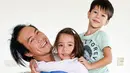 Seperti inilah kebersamaan Daniel Mananta dan kedua anaknya, Mila dan Noam. (Foto: instagram.com/lolagin)