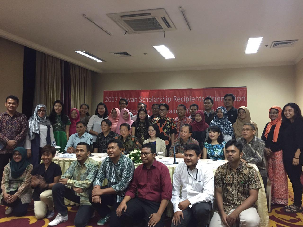 Wakil Representatif TETO Phobe Yeh, melakukan sesi foto bersama penerima Taiwan Scholarship 2017 (Liputan6.com/Teddy Tri Setio Berty)