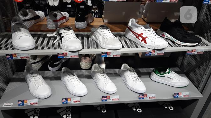 <p>Pilihan sepatu di toko ABC Mart di Myeongdong, Korea Selatan. (Liputan6.com/Tanti Yulianingsih)</p>