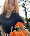 Jennie BLACKPINK baru saja mengunggah potret dirinya dengan tampilan terbaru. Ia mewarnai rambutnya menjadi lebih cerah,  membuat penggemar yakin bahwa comeback grup sudah dekat. Lalu apa warna rambut terbarunya? Simak ulasannya. @jennierubyjane
