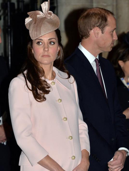 Kate Middleton saat menghadiri Commonwealth Observance di Westminster Abbey, London pada 9 Maret 2015. (AFP Photo/John Stillwell)