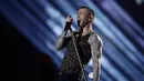Vokalis Maroon 5 Adam Levine saat tampil memeriahkan pertandingan antara Los Angeles Rams dan New England Patriots dalam Super Bowl LIII di Atlanta, Georgia, AS, Minggu (3/2). (AP Photo/Mark Humphrey)