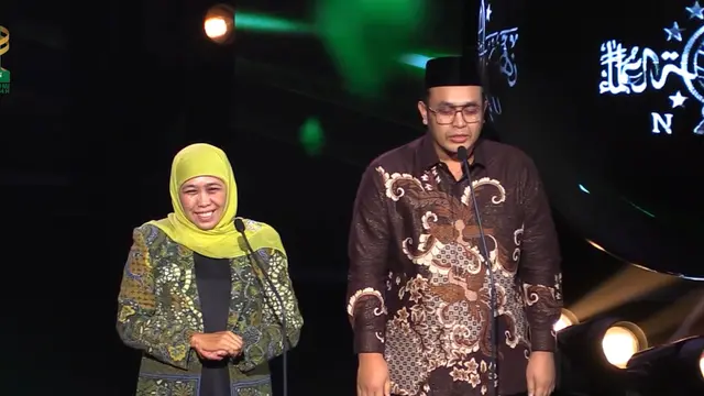 Gilang Dirga menirukan sosok mendiang Abdurrahman Wahid alias Gus Dur, di acara Malam Anugerah Satu Abad Nadhlatul Ulama (NU)