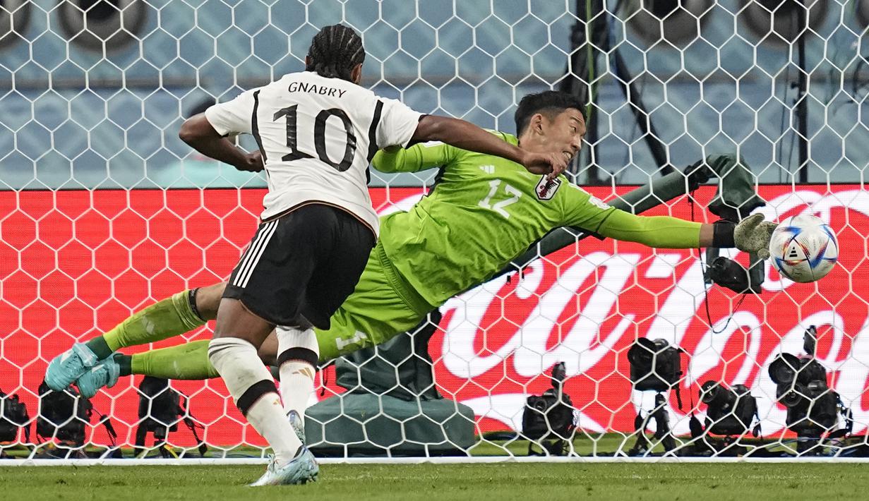 Matchday pertama fase grup Piala Dunia 2022 banyak menghadirkan drama. Salah satunya adalah penampilan tangguh para kiper yang harus pontang-panting untuk menjaga gawang mereka agar tidak kebobolan. Berikut aksi-aksinya. (AP/Ebrahim Noroozi)