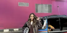 Raisa tampil memikat dengan gaya maskuli menggunakan jaket kulit. [Instagram/ Raisa]