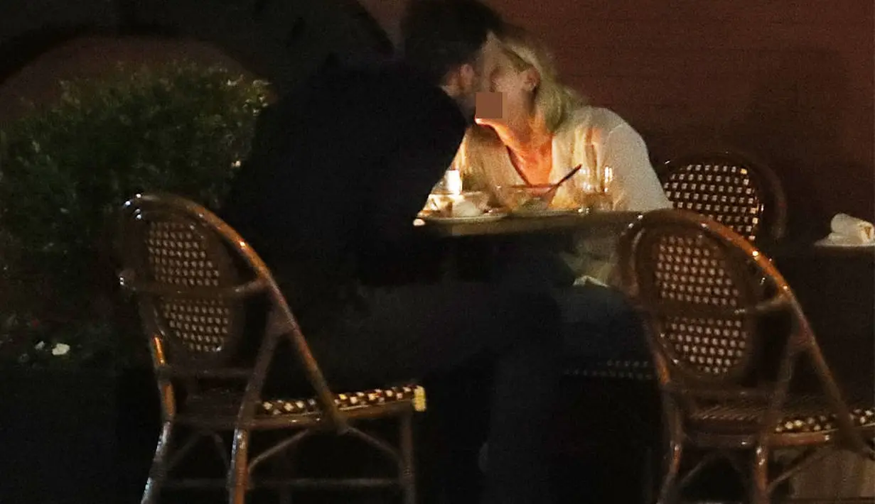 Mereka pun tertangkap kamera berciuman pada malam itu. (TheImageDirect.com/E!)