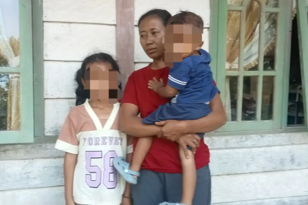 Seorang ibu rumah tangga di Way Kanan meminta keadilan bagi suaminya yang ditahan polisi terkait kasus pembalakan liar. (Liputan6.com/Ardi Munthe)