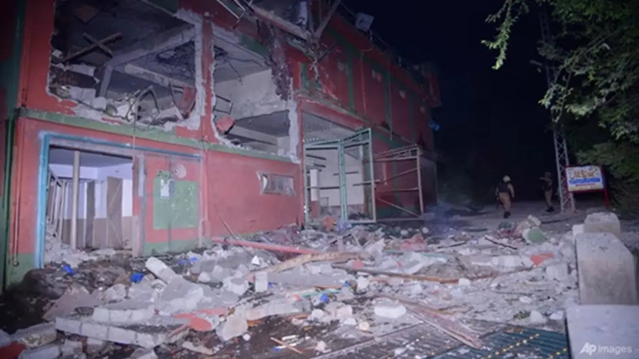 Tentara memeriksa bangunan yang rusak akibat dugaan serangan rudal India di dekat Muzaffarabad, ibu kota Kashmir yang dikuasai Pakistan, Rabu (7/5/2025).