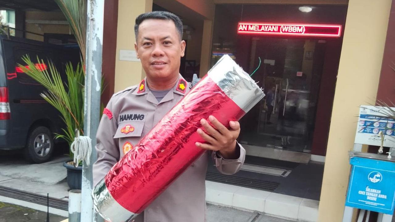Anggota Polsek Sewon, Kabupaten Bantul, Daerah Istimewa Yogyakarta mengamankan dua anak membawa mercon berukuran raksasa.<br>
