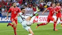 Gelandang Portugal Bruno Fernandes, tengah, berebut bola dengan bek Swiss Ricardo Rodriguez, kiri, dan bek Swiss Nico Elvedi, kanan, selama pertandingan sepak bola grup A2 UEFA Nations League antara Swiss dan Portugal di stadion Stade de Geneve, di Jenewa, Swiss, Minggu, 12 Juni 2022. (Jean-Christophe Bott/Keystone via AP)