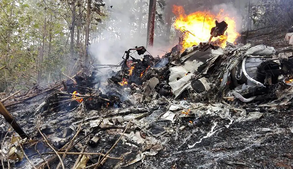 Sebuah pesawat penumpang kecil jatuh dan terbakar di dekat Punta Islita, Kosta Rika, Minggu, (31/12). Pesawat tersebut lepas landas dari lapangan terbang kecil Punta Islita pada 10.30 waktu setempat. (AFP Photo/Kementerian Pertahanan Kosta Rika)